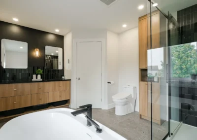 Salle de bain : contraste, luxe et lumière maîtrisée